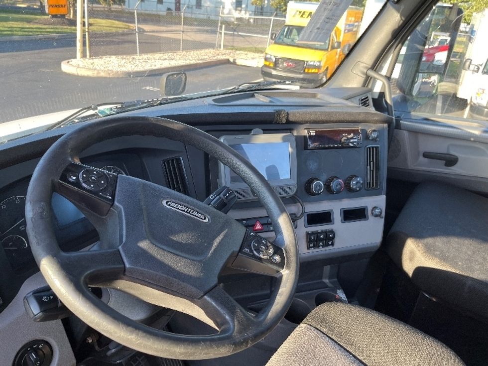 Day Cab Tractor-Heavy Duty Tractors-Freightliner-2018-T12664ST-Bensalem-PA-504,829\n\t\tmiles-$ 41,250 - Image 10