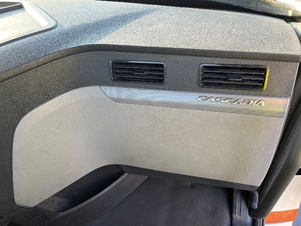 Day Cab Tractor-Heavy Duty Tractors-Freightliner-2018-T12664ST-Bensalem-PA-504,829\n\t\tmiles-$ 41,250 - Image 13