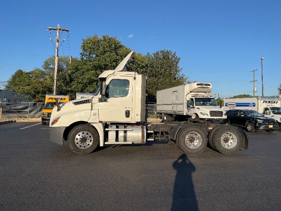 Day Cab Tractor-Heavy Duty Tractors-Freightliner-2018-T12664ST-Bensalem-PA-504,829\n\t\tmiles-$ 41,250 - Image 4