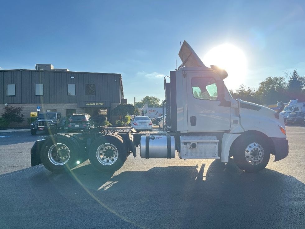 Day Cab Tractor-Heavy Duty Tractors-Freightliner-2018-T12664ST-Bensalem-PA-504,829\n\t\tmiles-$ 41,250 - Image 8