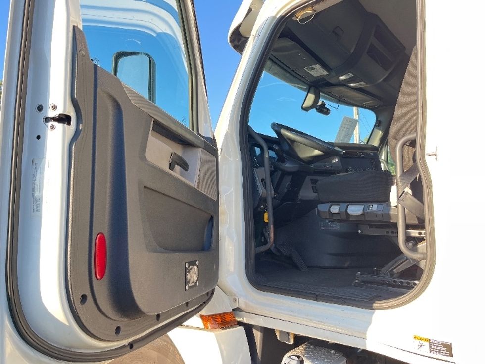 Day Cab Tractor-Heavy Duty Tractors-Freightliner-2018-T12664ST-Bensalem-PA-504,829\n\t\tmiles-$ 41,250 - Image 9