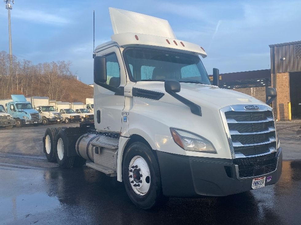 Day Cab Tractor-Heavy Duty Tractors-Freightliner-2018-T12664ST-Binghamton-NY-461,345\n\t\tmiles-$ 32,750 - Image 1