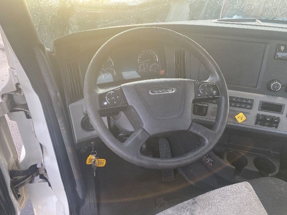 Day Cab Tractor-Heavy Duty Tractors-Freightliner-2018-T12664ST-Binghamton-NY-461,345\n\t\tmiles-$ 32,750 - Image 11