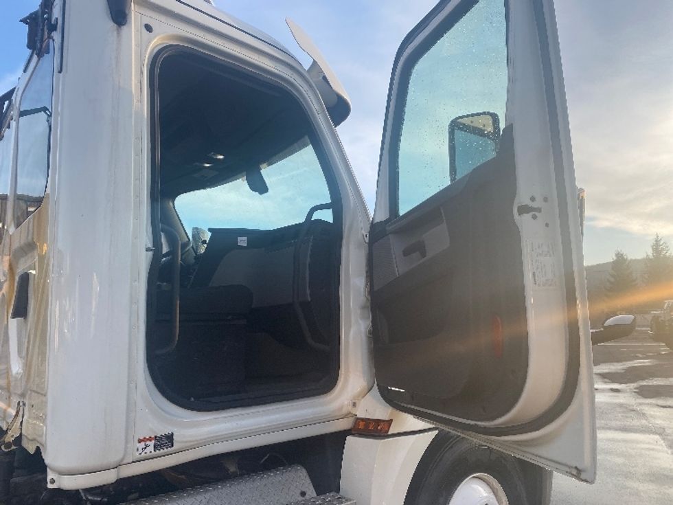 Day Cab Tractor-Heavy Duty Tractors-Freightliner-2018-T12664ST-Binghamton-NY-461,345\n\t\tmiles-$ 32,750 - Image 12