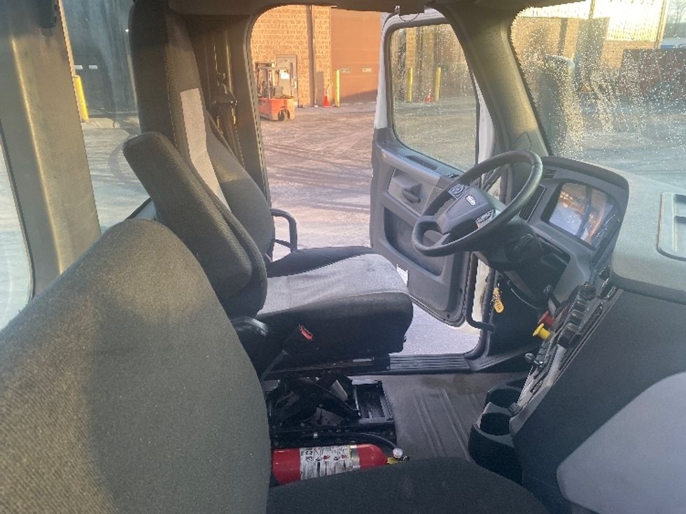 Day Cab Tractor-Heavy Duty Tractors-Freightliner-2018-T12664ST-Binghamton-NY-461,345\n\t\tmiles-$ 32,750 - Image 14