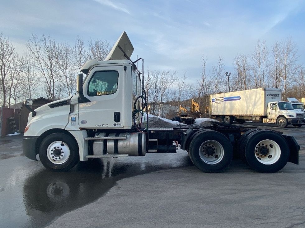 Day Cab Tractor-Heavy Duty Tractors-Freightliner-2018-T12664ST-Binghamton-NY-461,345\n\t\tmiles-$ 32,750 - Image 4