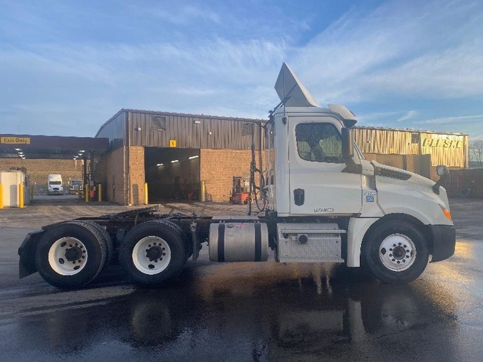 Day Cab Tractor-Heavy Duty Tractors-Freightliner-2018-T12664ST-Binghamton-NY-461,345\n\t\tmiles-$ 32,750 - Image 8