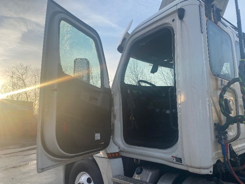 Day Cab Tractor-Heavy Duty Tractors-Freightliner-2018-T12664ST-Binghamton-NY-461,345\n\t\tmiles-$ 32,750 - Image 9