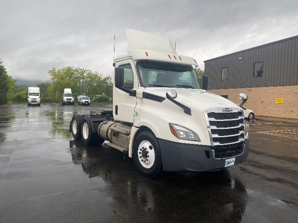 Day Cab Tractor-Heavy Duty Tractors-Freightliner-2018-T12664ST-Binghamton-NY-487,065\n\t\tmiles-$ 35,750 - Image 1