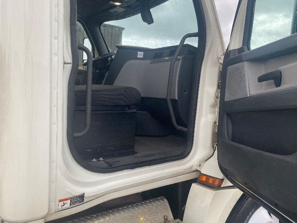 Day Cab Tractor-Heavy Duty Tractors-Freightliner-2018-T12664ST-Binghamton-NY-487,065\n\t\tmiles-$ 35,750 - Image 12