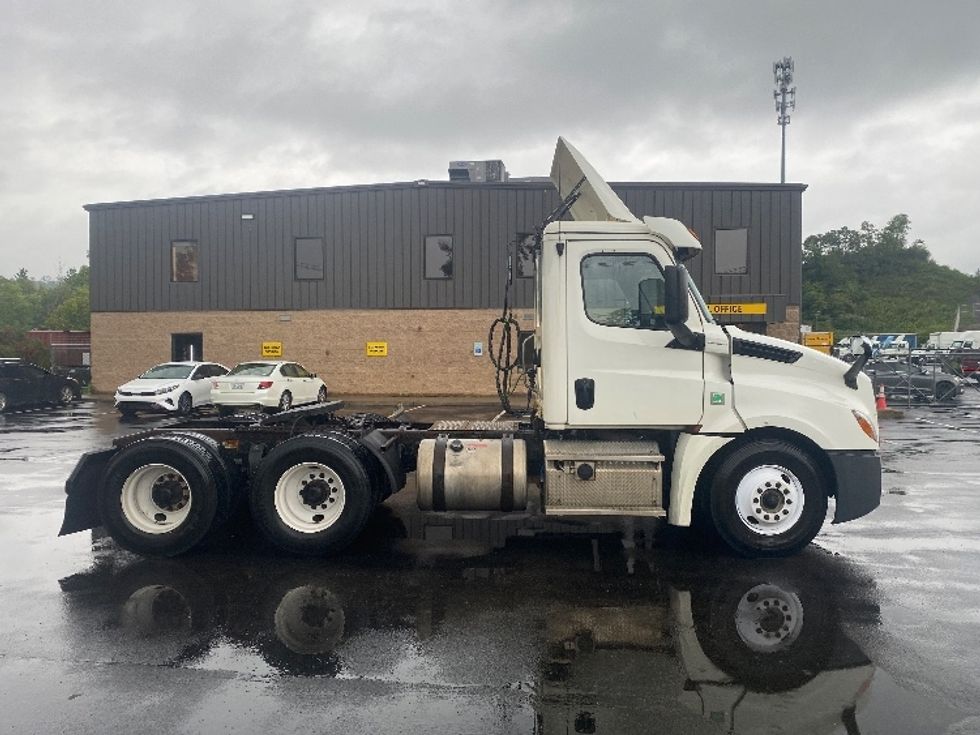 Day Cab Tractor-Heavy Duty Tractors-Freightliner-2018-T12664ST-Binghamton-NY-487,065\n\t\tmiles-$ 35,750 - Image 8