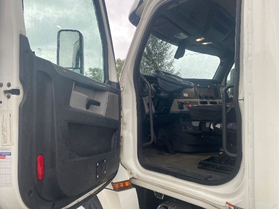 Day Cab Tractor-Heavy Duty Tractors-Freightliner-2018-T12664ST-Binghamton-NY-487,065\n\t\tmiles-$ 35,750 - Image 9