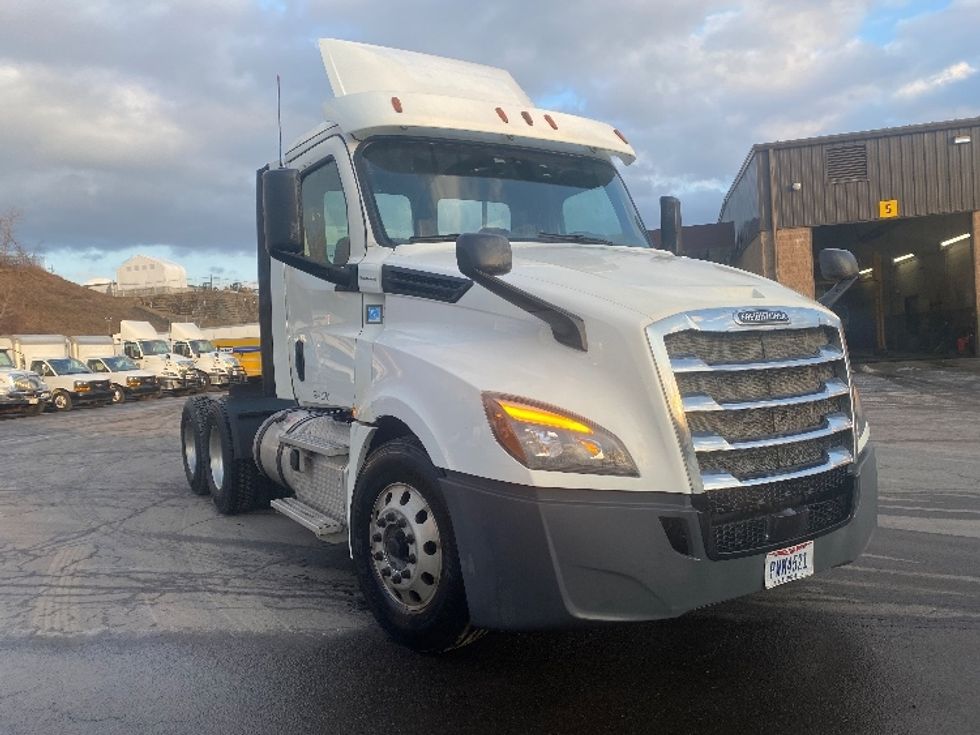 Day Cab Tractor-Heavy Duty Tractors-Freightliner-2018-T12664ST-Binghamton-NY-495,065\n\t\tmiles-$ 33,000 - Image 1