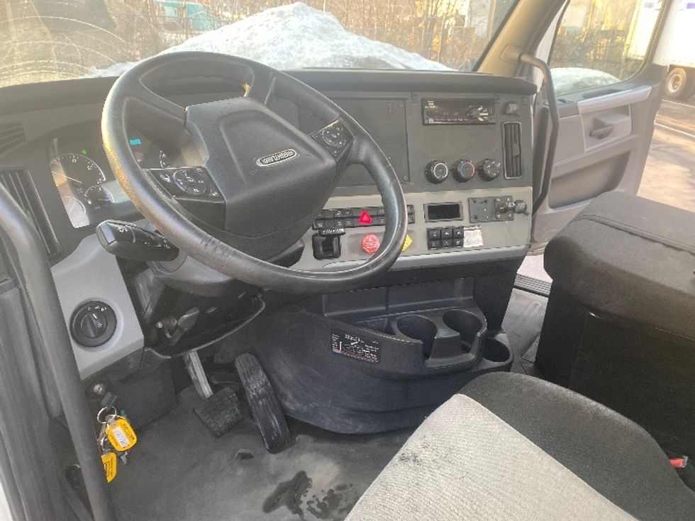 Day Cab Tractor-Heavy Duty Tractors-Freightliner-2018-T12664ST-Binghamton-NY-495,065\n\t\tmiles-$ 33,000 - Image 10
