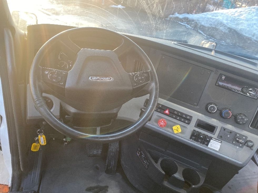 Day Cab Tractor-Heavy Duty Tractors-Freightliner-2018-T12664ST-Binghamton-NY-495,065\n\t\tmiles-$ 33,000 - Image 11