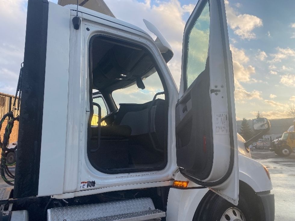 Day Cab Tractor-Heavy Duty Tractors-Freightliner-2018-T12664ST-Binghamton-NY-495,065\n\t\tmiles-$ 33,000 - Image 12