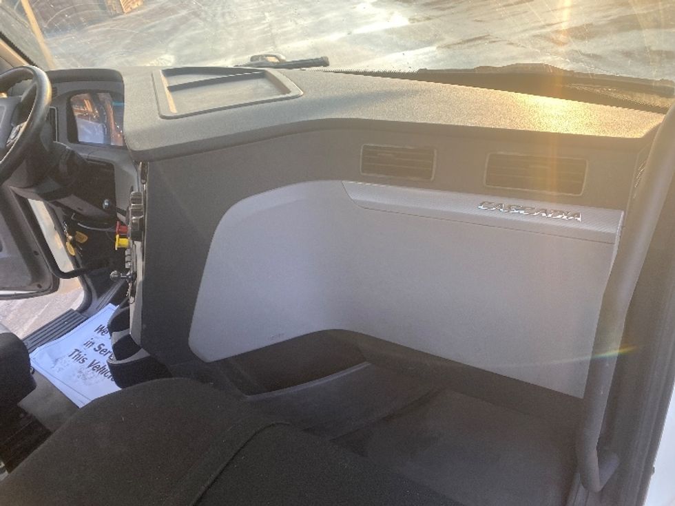 Day Cab Tractor-Heavy Duty Tractors-Freightliner-2018-T12664ST-Binghamton-NY-495,065\n\t\tmiles-$ 33,000 - Image 13