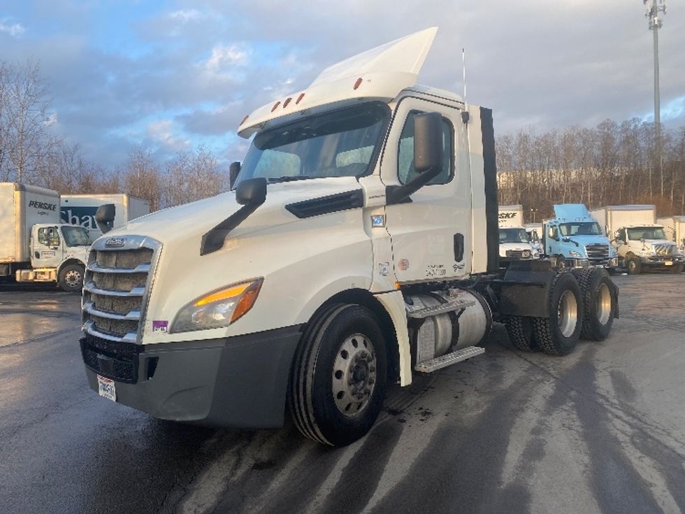Day Cab Tractor-Heavy Duty Tractors-Freightliner-2018-T12664ST-Binghamton-NY-495,065\n\t\tmiles-$ 33,000 - Image 3