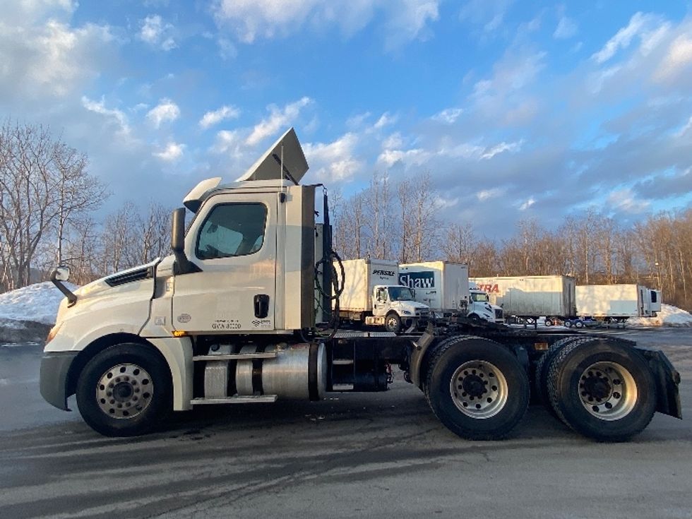Day Cab Tractor-Heavy Duty Tractors-Freightliner-2018-T12664ST-Binghamton-NY-495,065\n\t\tmiles-$ 33,000 - Image 4