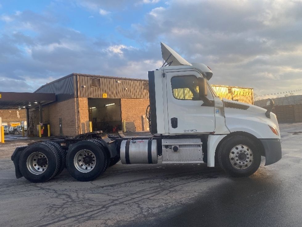 Day Cab Tractor-Heavy Duty Tractors-Freightliner-2018-T12664ST-Binghamton-NY-495,065\n\t\tmiles-$ 33,000 - Image 8