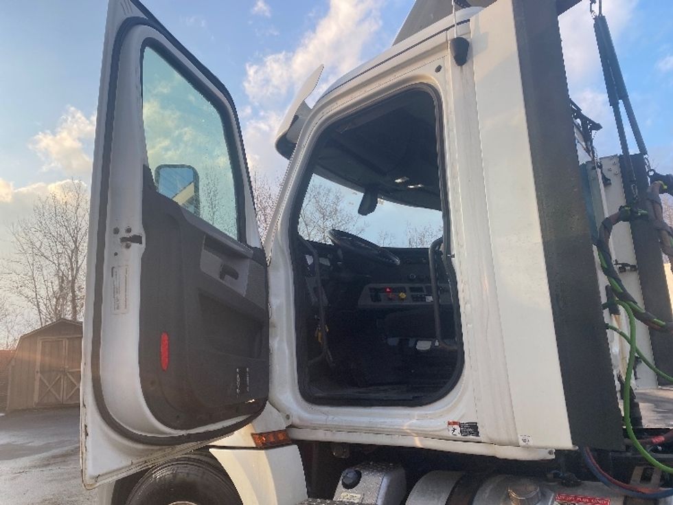 Day Cab Tractor-Heavy Duty Tractors-Freightliner-2018-T12664ST-Binghamton-NY-495,065\n\t\tmiles-$ 33,000 - Image 9