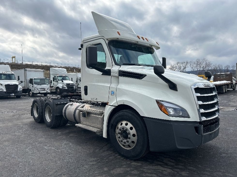 Day Cab Tractor-Heavy Duty Tractors-Freightliner-2018-T12664ST-Binghamton-NY-540,000\n\t\tmiles-$ 31,250 - Image 1