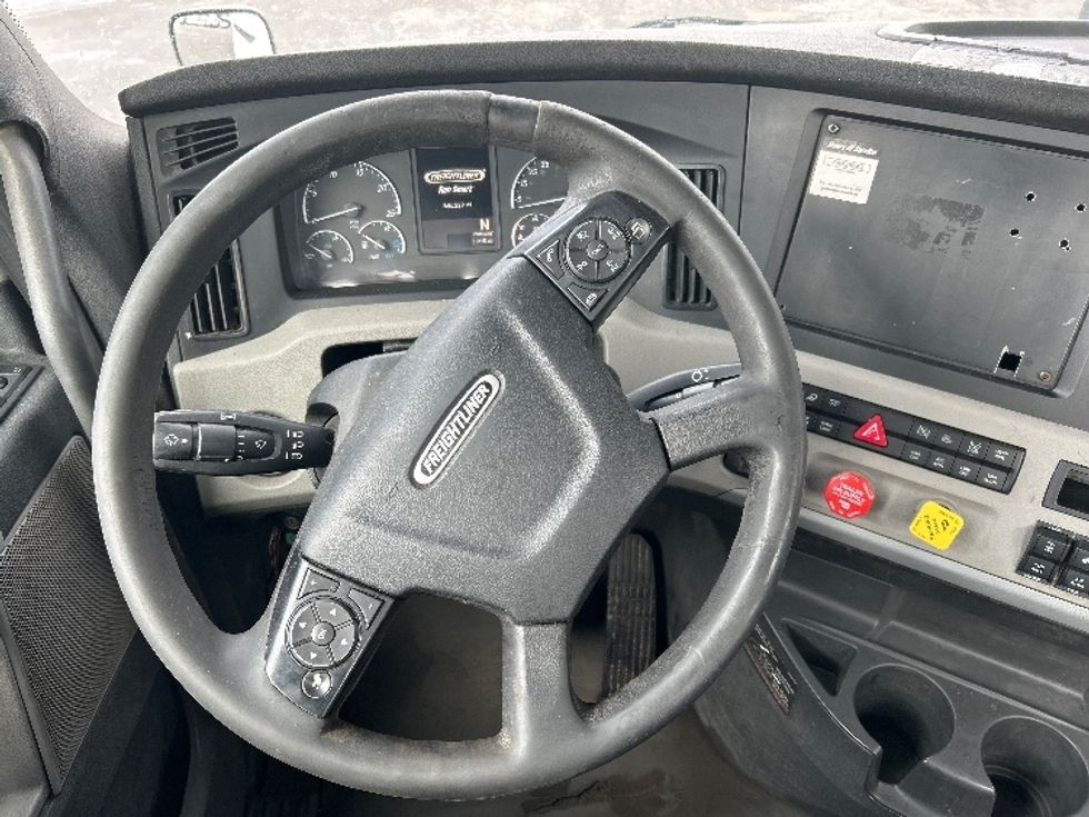 Day Cab Tractor-Heavy Duty Tractors-Freightliner-2018-T12664ST-Binghamton-NY-540,000\n\t\tmiles-$ 31,250 - Image 11
