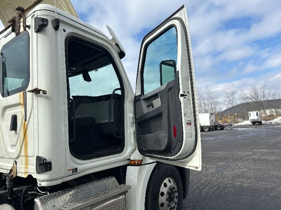 Day Cab Tractor-Heavy Duty Tractors-Freightliner-2018-T12664ST-Binghamton-NY-540,000\n\t\tmiles-$ 31,250 - Image 12
