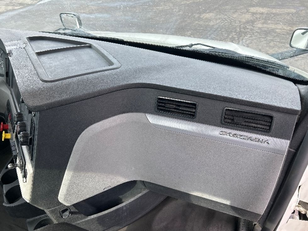 Day Cab Tractor-Heavy Duty Tractors-Freightliner-2018-T12664ST-Binghamton-NY-540,000\n\t\tmiles-$ 31,250 - Image 13