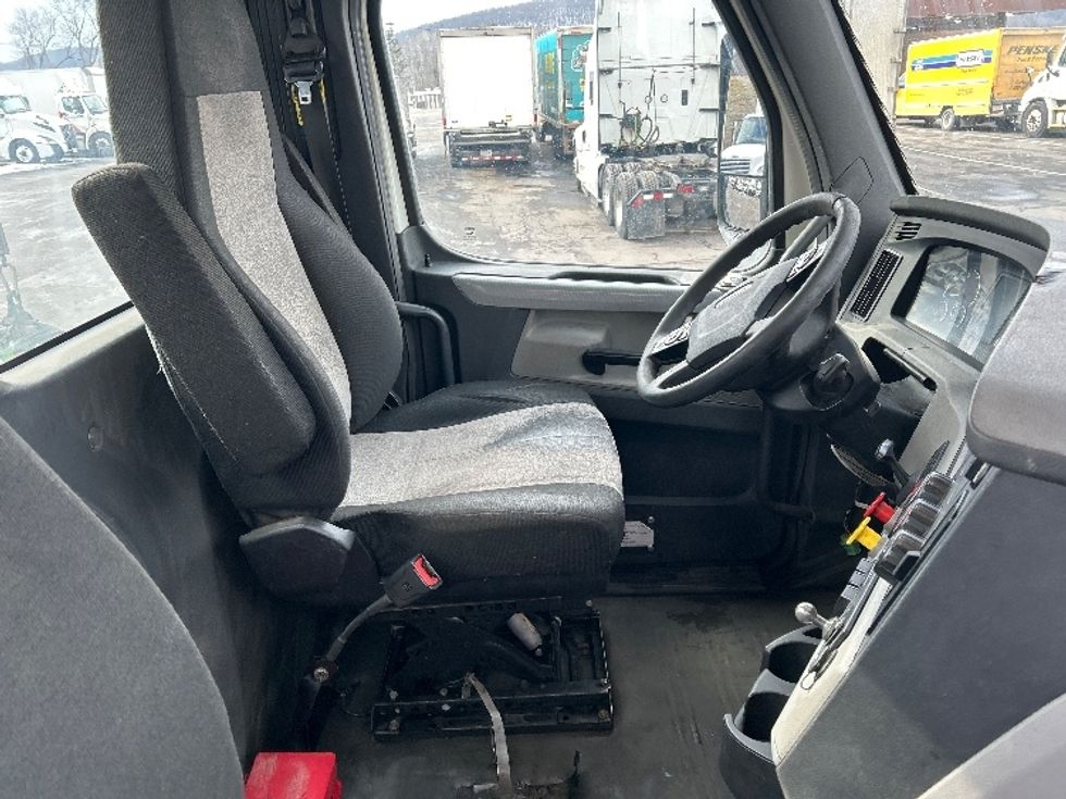 Day Cab Tractor-Heavy Duty Tractors-Freightliner-2018-T12664ST-Binghamton-NY-540,000\n\t\tmiles-$ 31,250 - Image 14