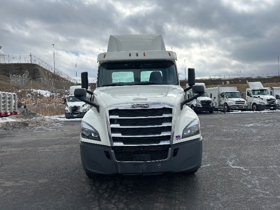 Day Cab Tractor-Heavy Duty Tractors-Freightliner-2018-T12664ST-Binghamton-NY-540,000\n\t\tmiles-$ 31,250 - Image 2