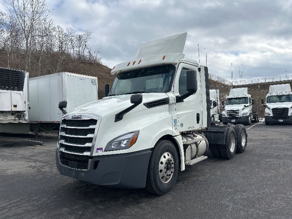 Day Cab Tractor-Heavy Duty Tractors-Freightliner-2018-T12664ST-Binghamton-NY-540,000\n\t\tmiles-$ 31,250 - Image 3