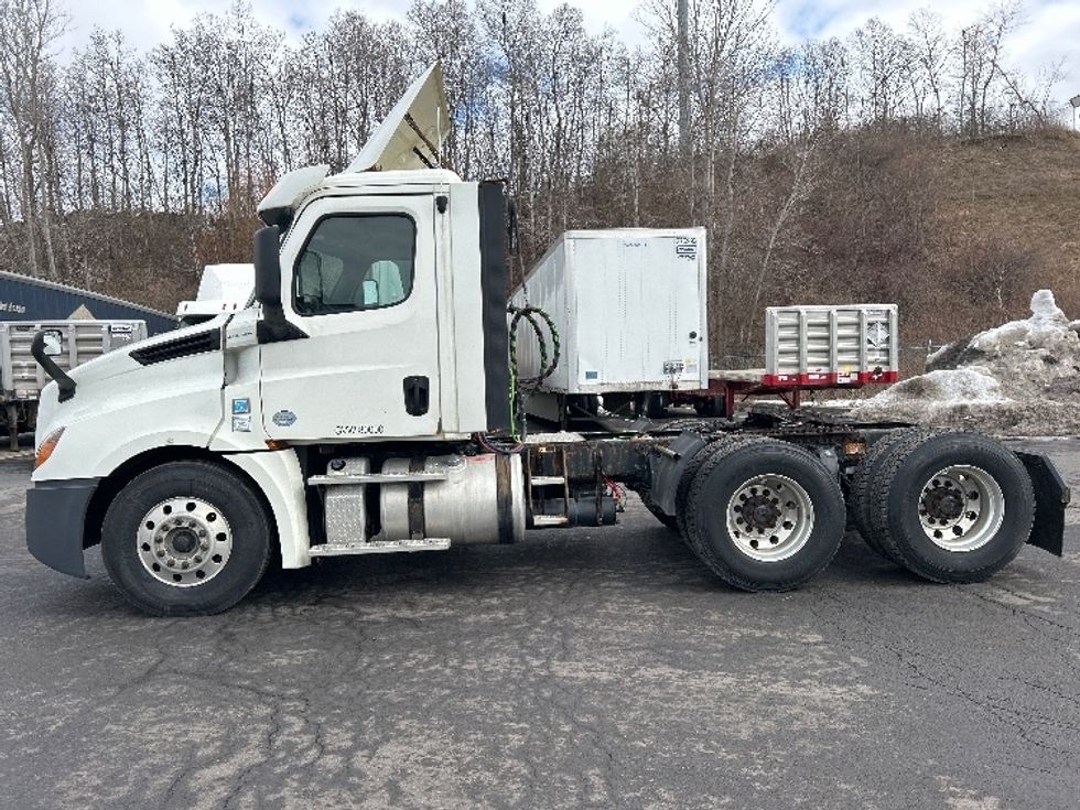 Day Cab Tractor-Heavy Duty Tractors-Freightliner-2018-T12664ST-Binghamton-NY-540,000\n\t\tmiles-$ 31,250 - Image 4