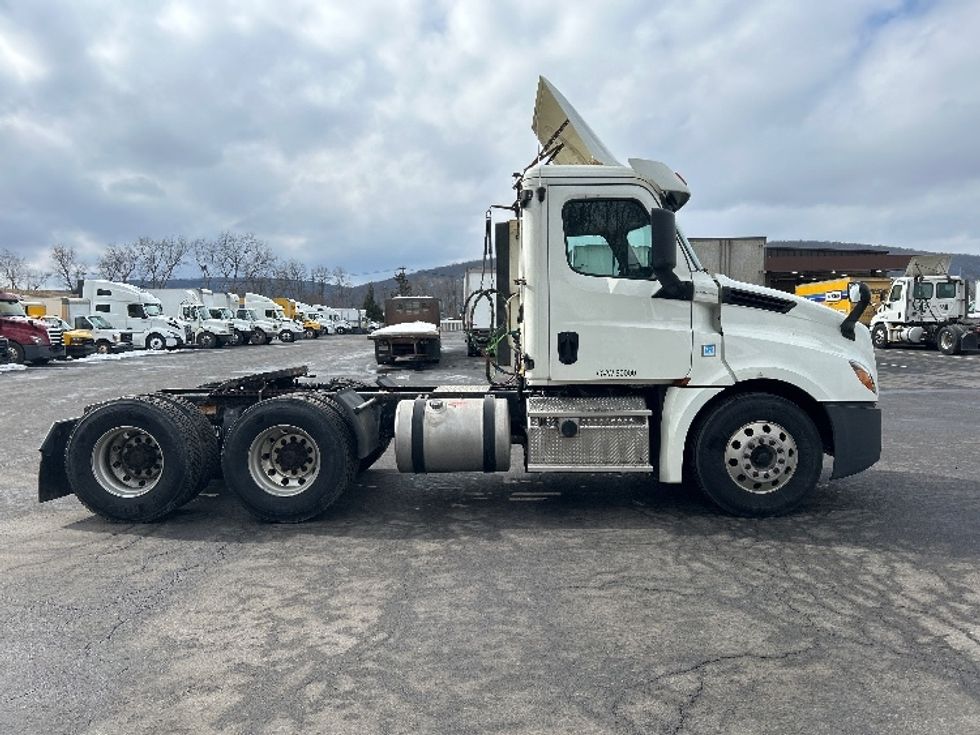 Day Cab Tractor-Heavy Duty Tractors-Freightliner-2018-T12664ST-Binghamton-NY-540,000\n\t\tmiles-$ 31,250 - Image 8