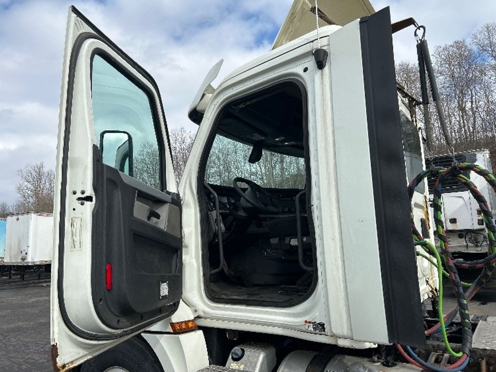 Day Cab Tractor-Heavy Duty Tractors-Freightliner-2018-T12664ST-Binghamton-NY-540,000\n\t\tmiles-$ 31,250 - Image 9