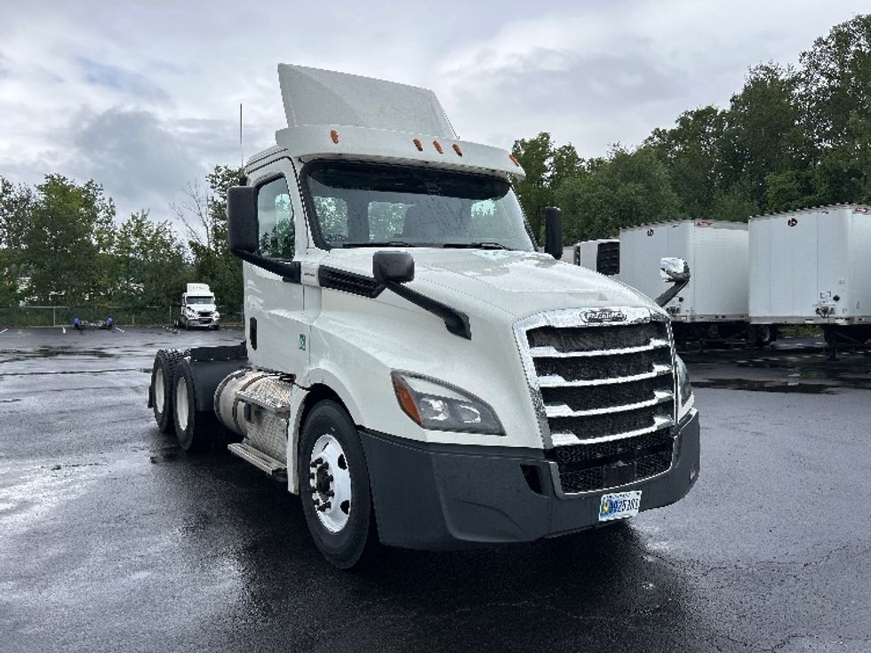 Day Cab Tractor-Heavy Duty Tractors-Freightliner-2018-T12664ST-Binghamton-NY-611,758\n\t\tmiles-$ 31,000 - Image 1