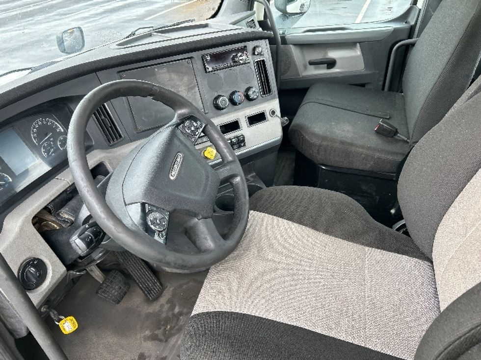 Day Cab Tractor-Heavy Duty Tractors-Freightliner-2018-T12664ST-Binghamton-NY-611,758\n\t\tmiles-$ 31,000 - Image 10