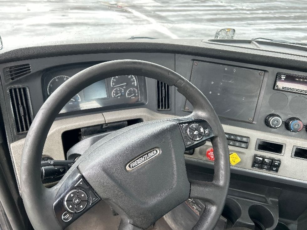 Day Cab Tractor-Heavy Duty Tractors-Freightliner-2018-T12664ST-Binghamton-NY-611,758\n\t\tmiles-$ 31,000 - Image 11