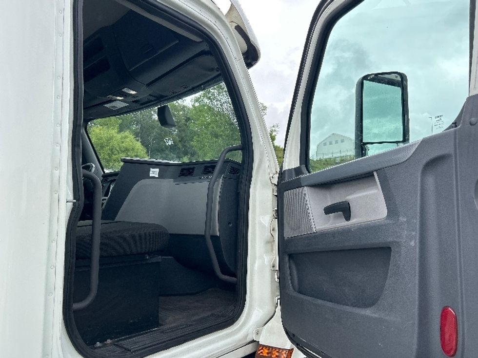 Day Cab Tractor-Heavy Duty Tractors-Freightliner-2018-T12664ST-Binghamton-NY-611,758\n\t\tmiles-$ 31,000 - Image 12