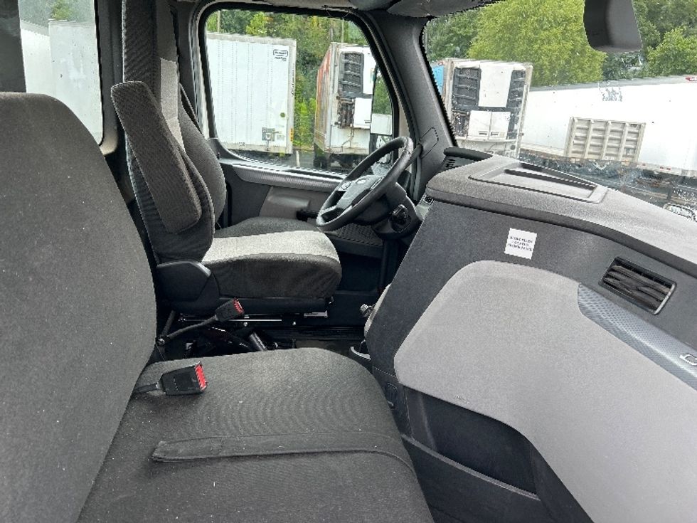 Day Cab Tractor-Heavy Duty Tractors-Freightliner-2018-T12664ST-Binghamton-NY-611,758\n\t\tmiles-$ 31,000 - Image 14