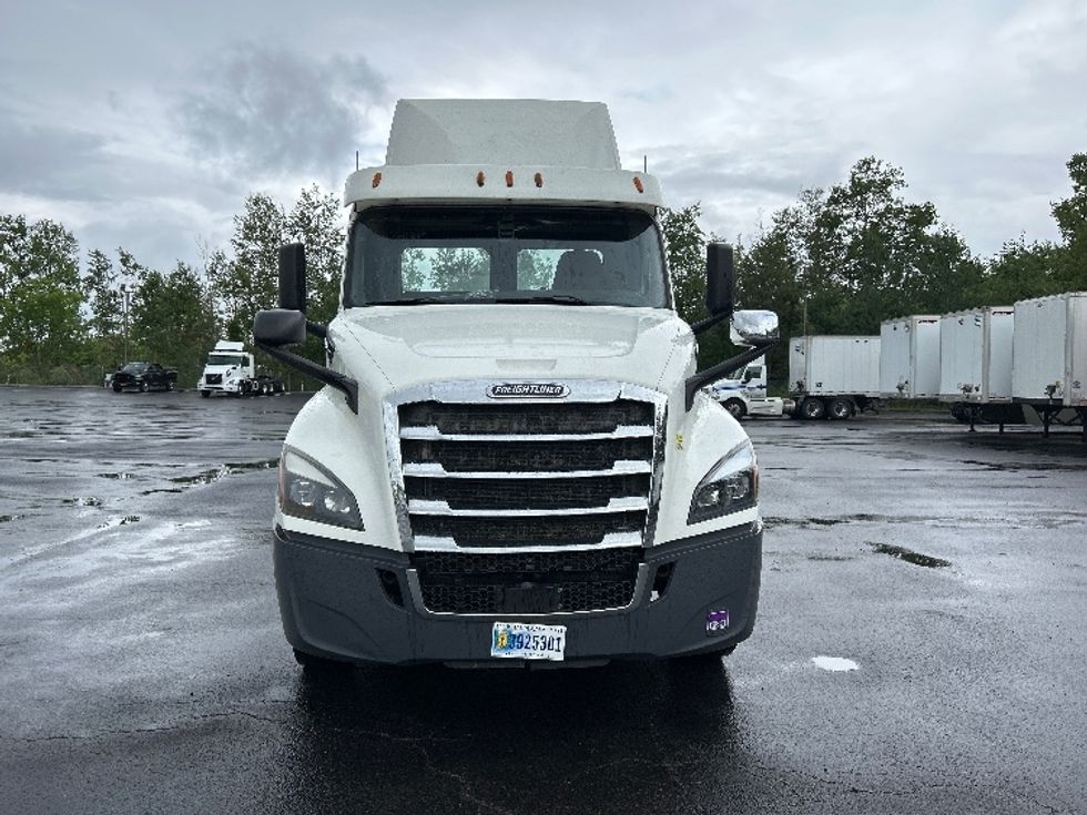Day Cab Tractor-Heavy Duty Tractors-Freightliner-2018-T12664ST-Binghamton-NY-611,758\n\t\tmiles-$ 31,000 - Image 2