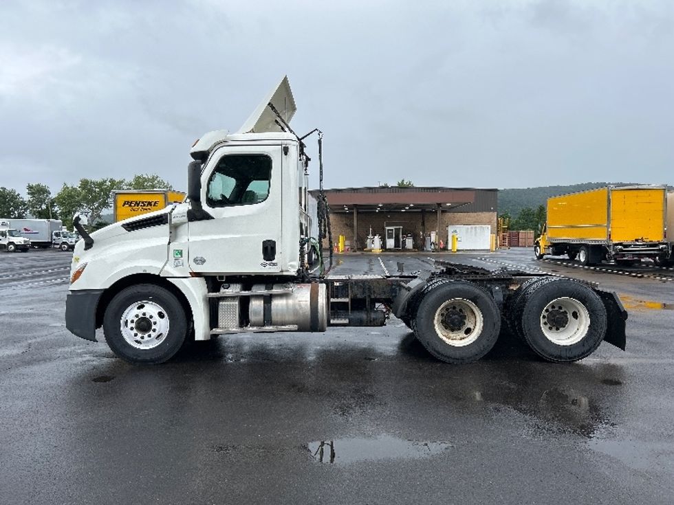Day Cab Tractor-Heavy Duty Tractors-Freightliner-2018-T12664ST-Binghamton-NY-611,758\n\t\tmiles-$ 31,000 - Image 4
