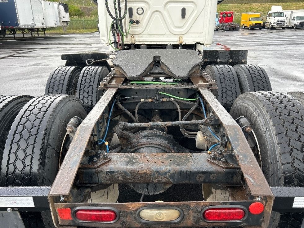 Day Cab Tractor-Heavy Duty Tractors-Freightliner-2018-T12664ST-Binghamton-NY-611,758\n\t\tmiles-$ 31,000 - Image 6
