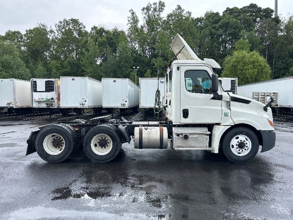 Day Cab Tractor-Heavy Duty Tractors-Freightliner-2018-T12664ST-Binghamton-NY-611,758\n\t\tmiles-$ 31,000 - Image 8