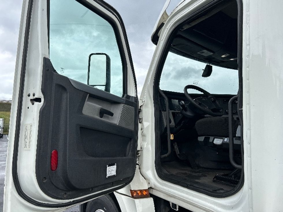 Day Cab Tractor-Heavy Duty Tractors-Freightliner-2018-T12664ST-Binghamton-NY-611,758\n\t\tmiles-$ 31,000 - Image 9