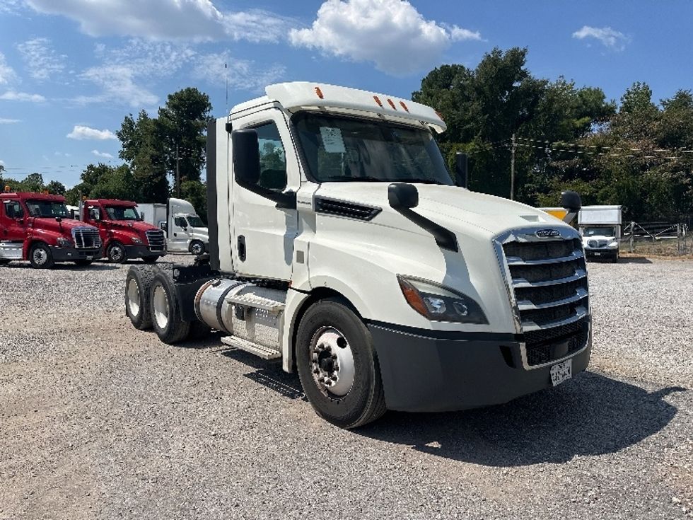 Day Cab Tractor-Heavy Duty Tractors-Freightliner-2018-T12664ST-Birmingham-AL-353,867\n\t\tmiles-$ 46,500 - Image 1