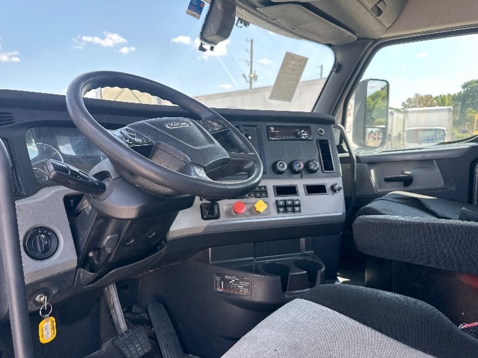 Day Cab Tractor-Heavy Duty Tractors-Freightliner-2018-T12664ST-Birmingham-AL-353,867\n\t\tmiles-$ 46,500 - Image 10