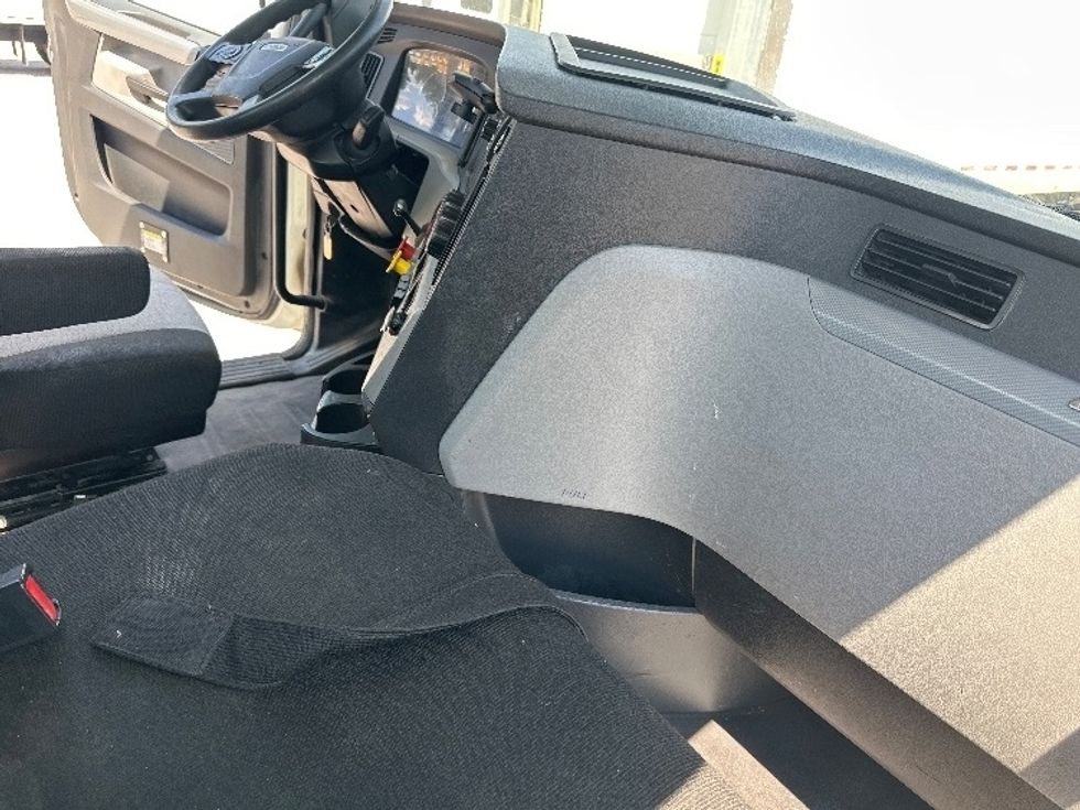 Day Cab Tractor-Heavy Duty Tractors-Freightliner-2018-T12664ST-Birmingham-AL-353,867\n\t\tmiles-$ 46,500 - Image 14