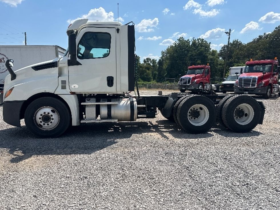 Day Cab Tractor-Heavy Duty Tractors-Freightliner-2018-T12664ST-Birmingham-AL-353,867\n\t\tmiles-$ 46,500 - Image 4