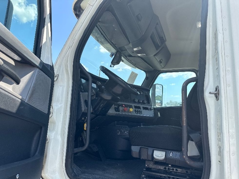 Day Cab Tractor-Heavy Duty Tractors-Freightliner-2018-T12664ST-Birmingham-AL-353,867\n\t\tmiles-$ 46,500 - Image 9